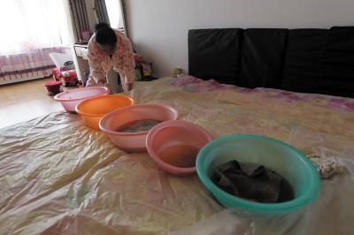 洪湖楼上漏水，住户失联，小区没物管，业主维权难！律师来支招……